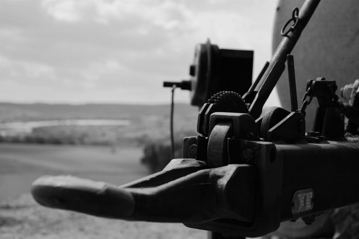 Gros plan en niveaux de gris d'un détail d'attelage de remorque