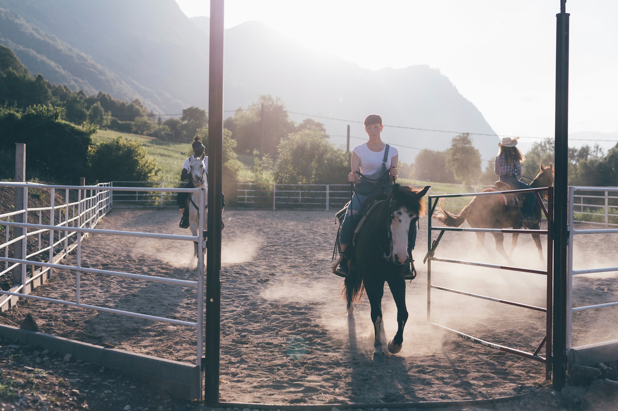 Jeunes adultes à cheval dans un manège rural, Primaluna, Trentin-Haut-Adige, Italie