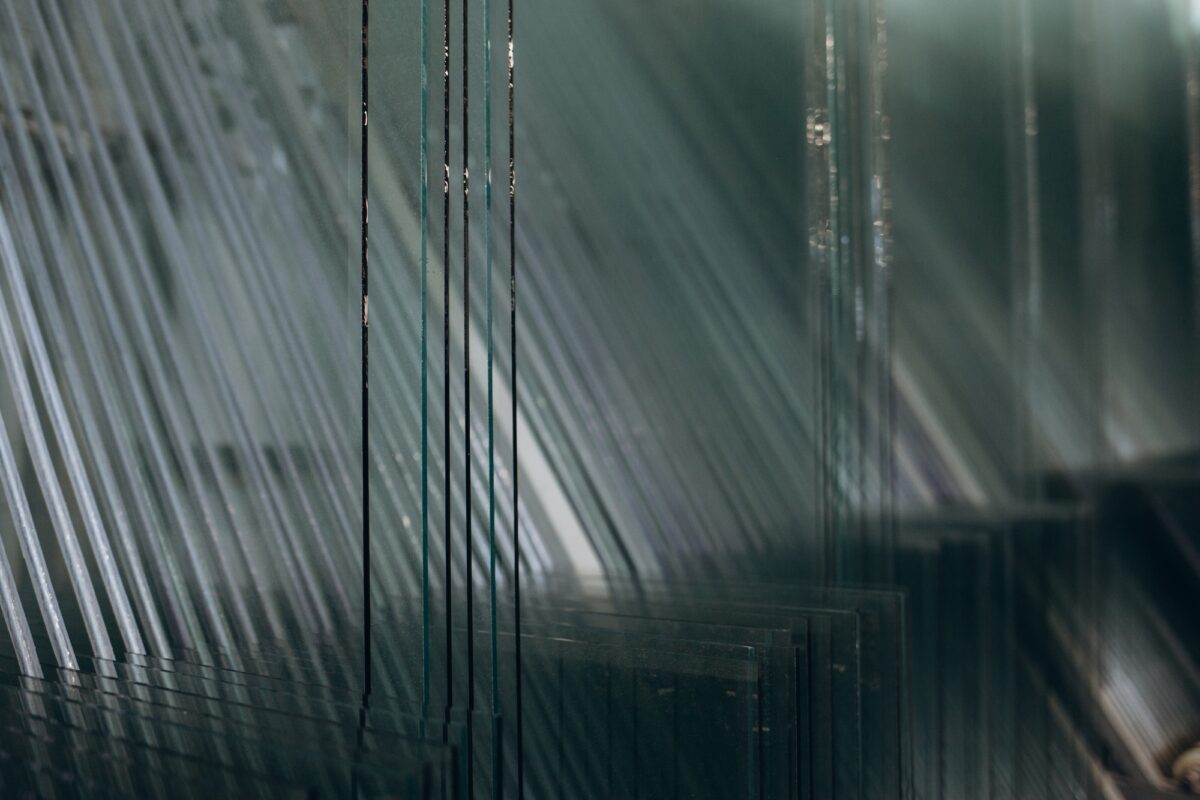 Usine de production de fenêtres et de portes en aluminium et en PVC. Détails de l'équipement industriel. Contexte